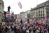 「英ロンドンで極右集会とカウンターデモに数万人が参加、４３人逮捕」の画像1