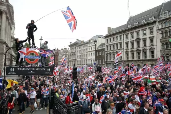 英ロンドンで極右集会とカウンターデモに数万人が参加、４３人逮捕