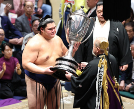 大の里が１年ぶりＶ