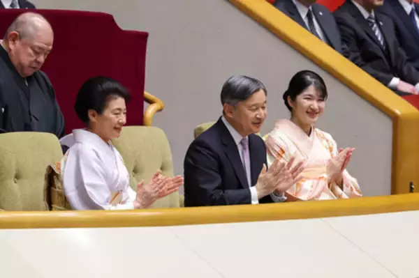 天皇ご一家が大相撲観戦