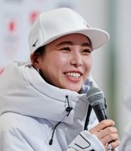 記者会見する高梨