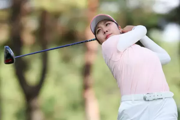 大久保のティーショット　女子ゴルフ