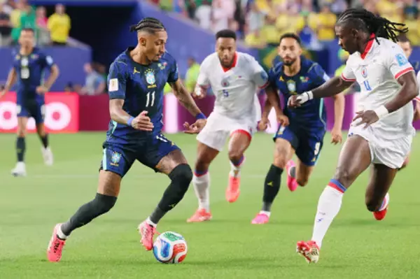 攻め込むラフィーニャ　Ｗ杯サッカー