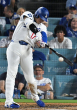 安打を放つ大谷　大リーグ
