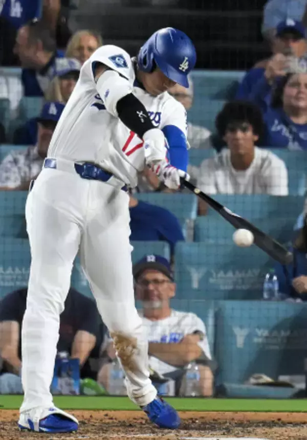 安打を放つ大谷　大リーグ