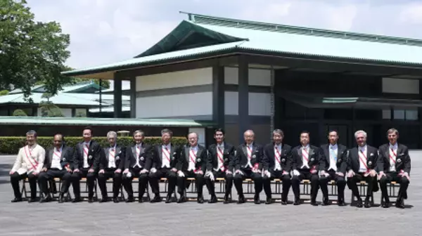 皇居で大綬章親授式