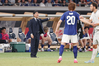 指示を出す森保監督　サッカー