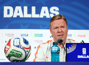 会見するクーマン監督　Ｗ杯サッカー