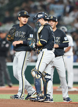 若月と言葉を交わす東松　プロ野球