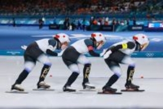 滑走する日本チーム　五輪