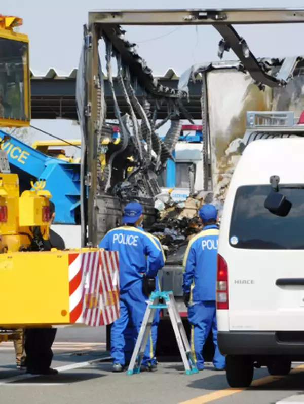 トラック運転手「スマホ見ていた」＝ブレーキ間に合わず衝突か―新名神６人死亡事故・三重県警