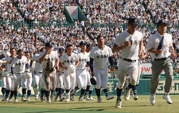 沖縄尚学、ミスの連鎖＝連覇の道、初戦でついえる―高校野球