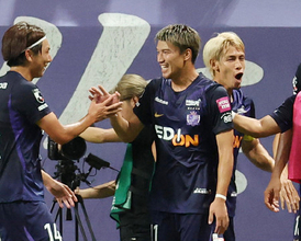 祝福される加藤　Ｊリーグ