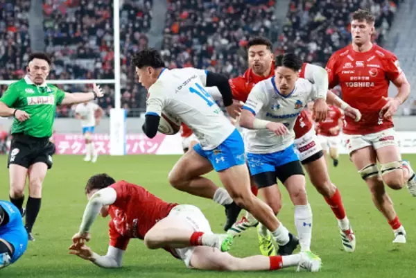 突進する竹山　ラグビー・リーグワン