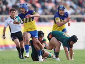 春藤の突進　高校ラグビー