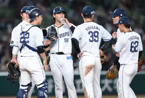 マウンドに集まる西武ナイン　プロ野球