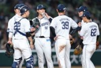 マウンドに集まる西武ナイン　プロ野球