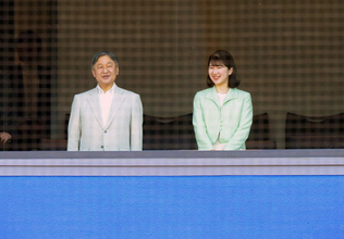 天皇陛下と愛子さま、早慶戦観戦＝六大学野球、３２年ぶり「天覧試合」―東京