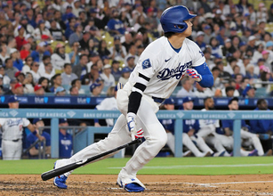 安打を放つ大谷　大リーグ