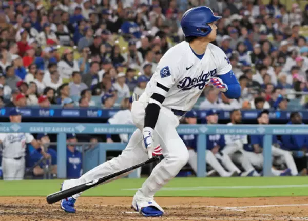 安打を放つ大谷　大リーグ