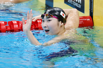 決勝で歓声に応える池江　アジア大会