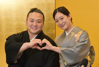 結婚会見での炎鵬関と美希さん