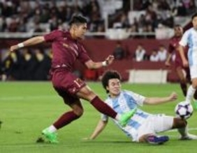 シュートを放つ佐々木