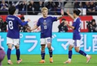 祝福される堂安　サッカー日本代表