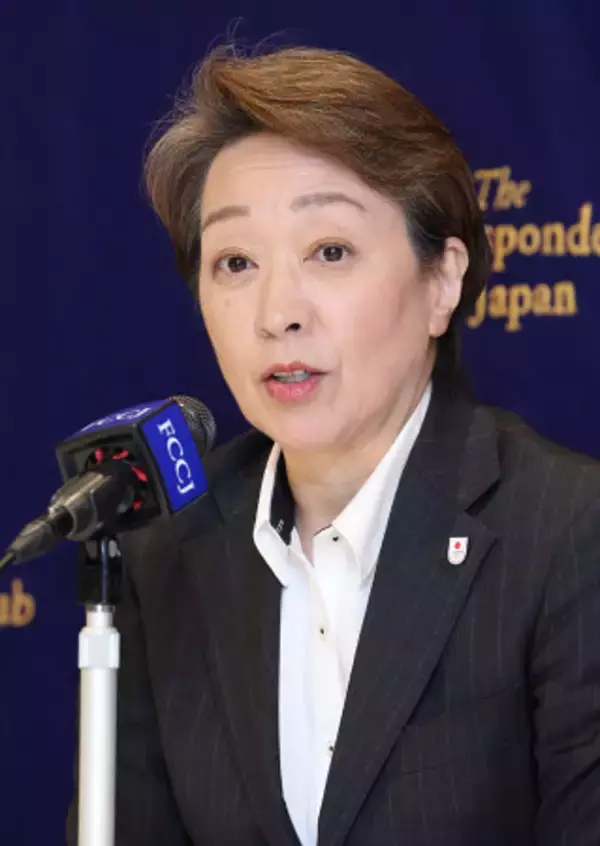 記者会見する橋本会長