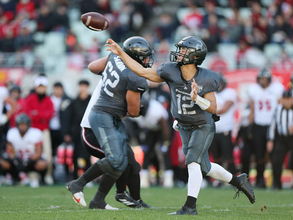 パスを出す荒木　アメフトＸリーグ