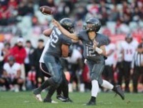 パスを出す荒木　アメフトＸリーグ