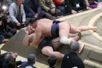 豊昇龍の寄り倒し