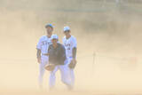 「砂ぼこりの中でノック　プロ野球」の画像1