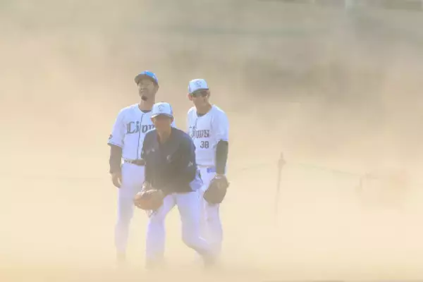 砂ぼこりの中でノック　プロ野球