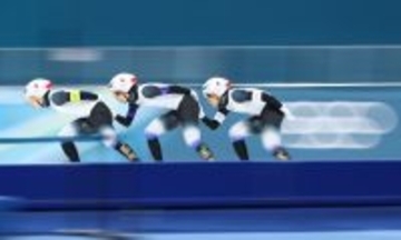 滑走する日本チーム　五輪