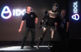 ＡＩロボ、お披露目で転倒