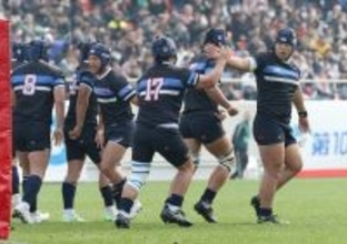 喜ぶ東海大大阪仰星の選手