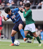 「競り合う福島悠と桑原　高校サッカー」の画像1