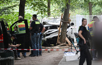 群衆に車、１人死亡、１６人負傷