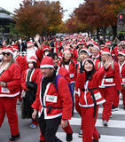 「サンタ姿で行進」の画像1