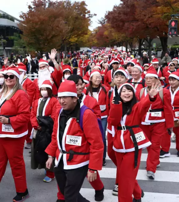サンタ姿で行進