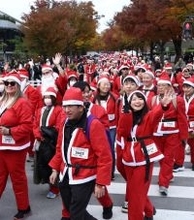 サンタ姿で行進