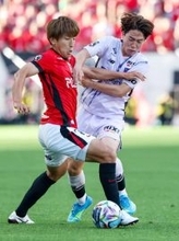 競り合う金子と佐藤龍　Ｊリーグ