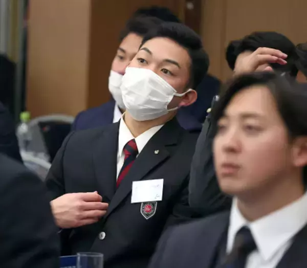 講義を受けるロッテの石垣元　プロ野球