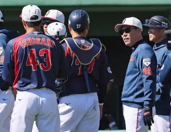 言葉を交わす井端監督　野球