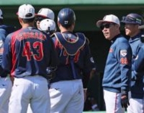 言葉を交わす井端監督　野球