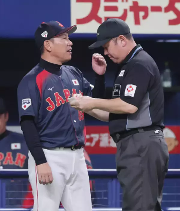 選手の交代を告げる井端監督　野球