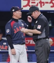 選手の交代を告げる井端監督　野球