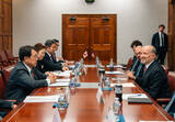 「会談する赤沢経産相」の画像1