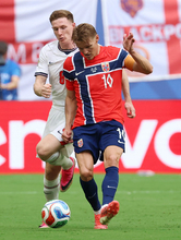 パスを出すウーデゴール　Ｗ杯サッカー